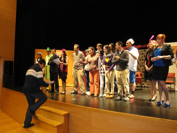 El grupo de Teatro invitó a los jóvenes de AVIVA a subir al escanario a bailar con ellos un Villancico.