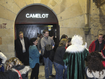 Hubo gente que se quedó fuera y Melchor salió a saludarles.