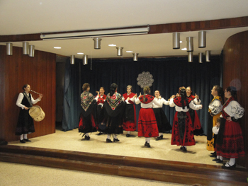 Agrupación Cultural Tresbolillos bailando.