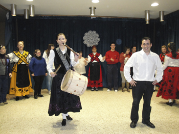 Intentamos aprender un poquito a ritmo de la gaita y el tamboril.