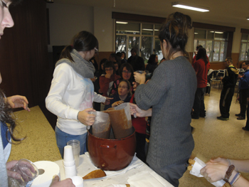 Momento de repartir el chocolate.