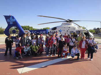El grupo con el elicóptero de Sacyl recien aterrizado para trasladar a un herido al Hospital.
