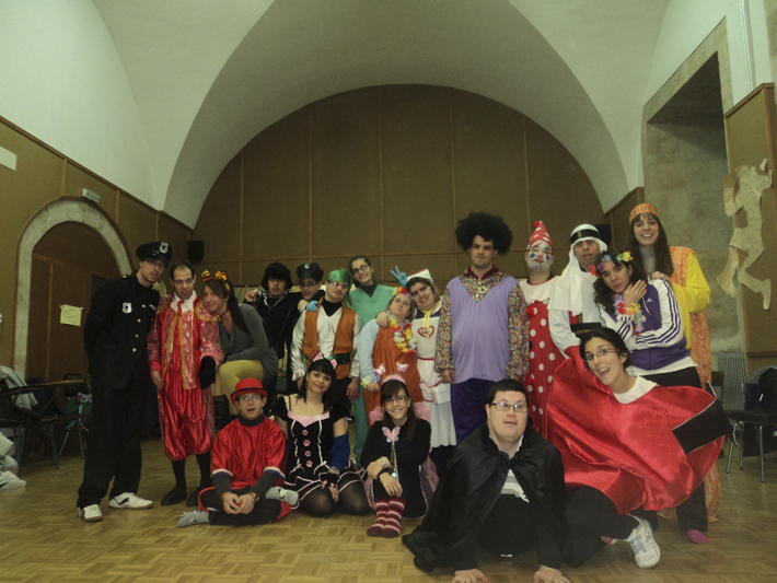 Foto de grupo de los asistentes al taller el día de carnaval.