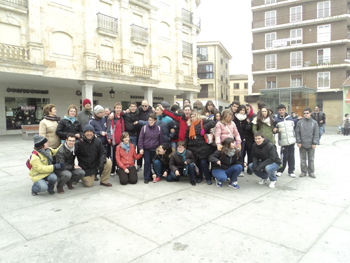 Foto de grupo en la plaza de Guijuelo con los jóvenes de la Asoc. Altair.