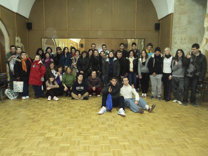 Foto de grupo con los jóvenes de AVIVA.