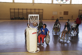 Momento de juego de Baloncesto en silla de ruedas.
