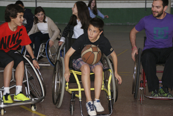 Momento de juego en Baloncesto en silla.