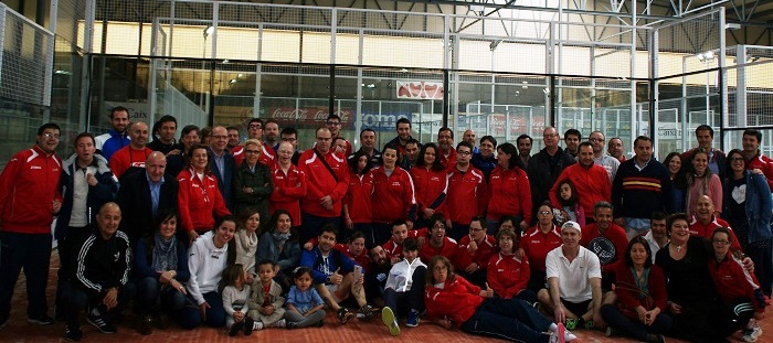 AVIVA- Foto de familia en el X TORNEO DE PADEL