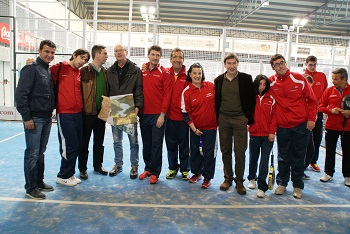 AVIVA con Alfredo Martín tras la entrega de un detalle hecho por los jóvenes por sus años en la Diputación.