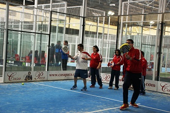 AVIVA practicando con la pala y la pelota