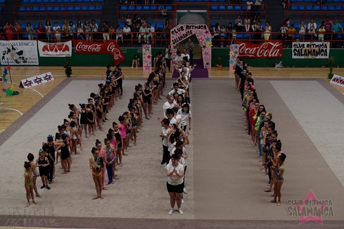 AVIVA y RÍTMICA SALAMANCA en el desfile final.