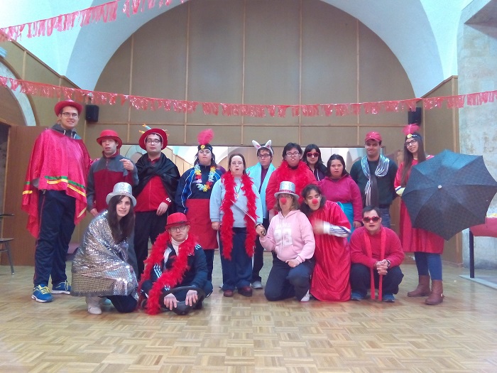 Grupo del Taller de Ritmo y Danza celebrando el Carnaval