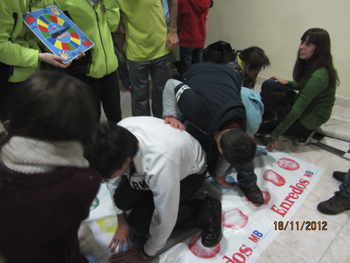 Jugando al Twister.