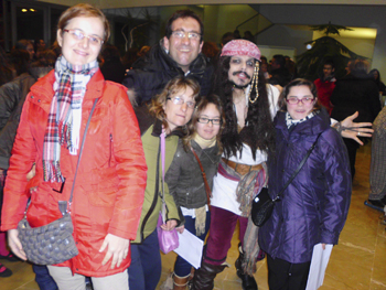 Al final de la actuación nos fotografiamos con los actores.