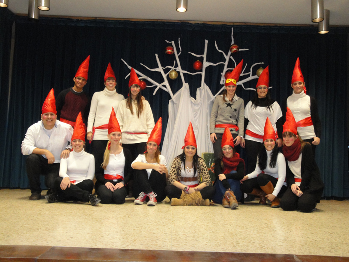 Grupo de duendes de la navidad a los que agradecemos la organización del gran cotillón.