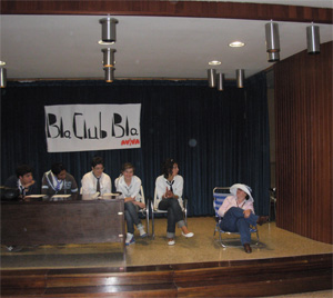 Participación de una joven en la sección de actualidad de programa.