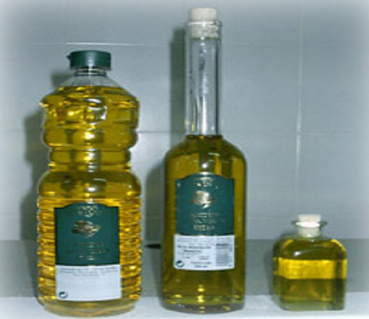 Botellas de distinta forma llenas de aceite de oliva