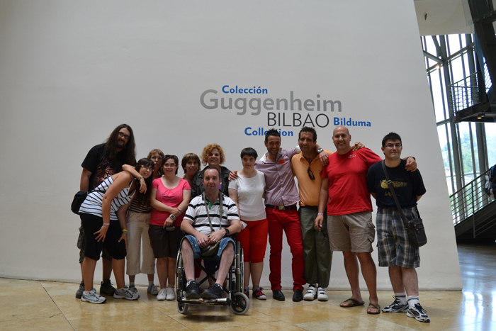 Grupo a la entrada del Museo Guggenheim junto con el guía de la visita.