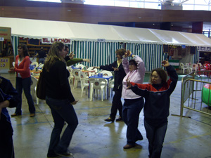 Participantes bailando sevillanas