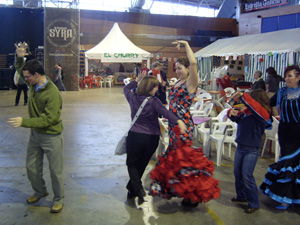 Participantes bailando sevillanas