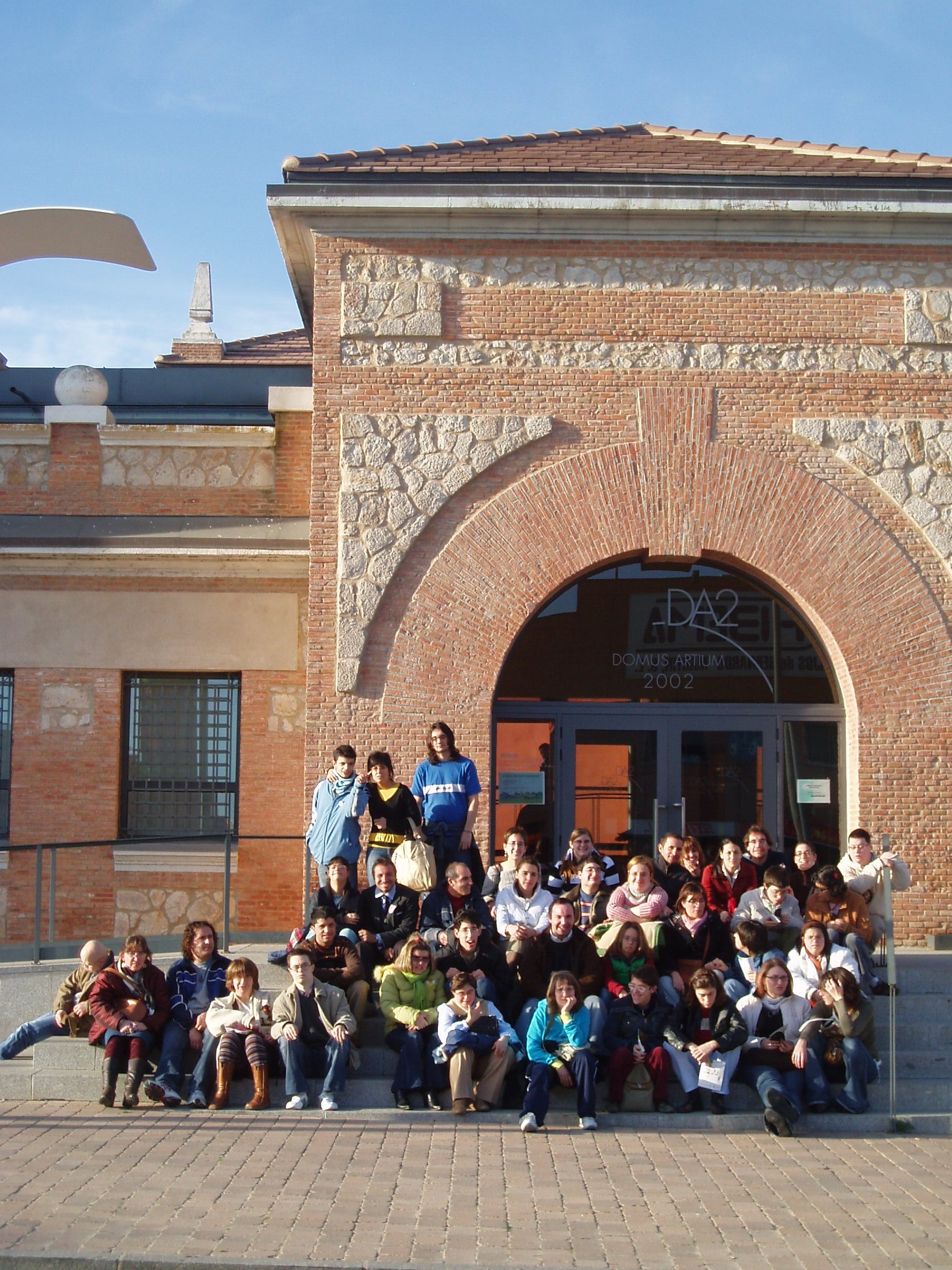 Todos los jóvenes que vieron la exposición posan en la puerta del DA2