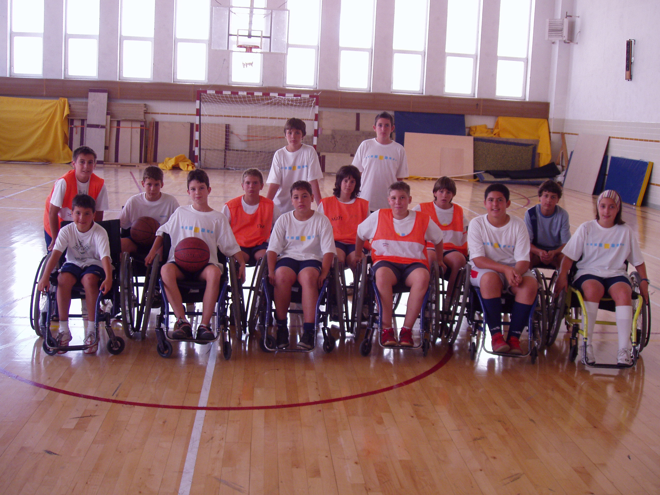 Actividad de baloncesto en silla de ruedas con alumnos del Campus Vicente del Bosque