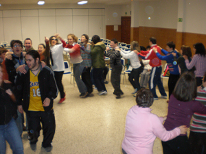 Los participantes en el programa bailando la Conga.