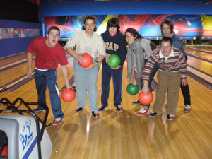 Los jóvenes posan para la foto con sus bolas preferidas para el juego.