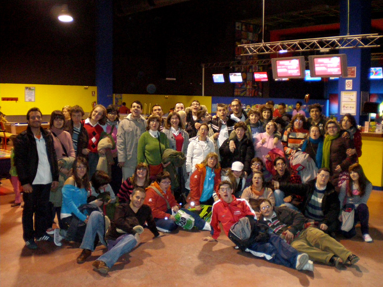 Foto de familia en la bolera con todos los asistentes.