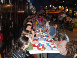 Los participantes cenando juntos para finalizar el torneo.