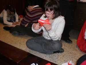 Jóven participantes recorando las letras chicas para su disfraz