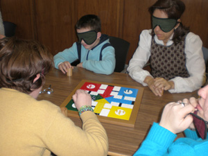 Participantes jugando al pachis para personas ciegas.
