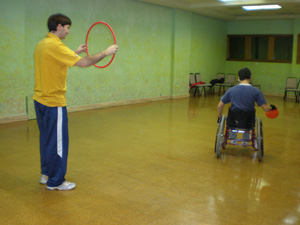 Momento de la explicación sobre el baloncesto en silla.