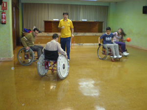 Momento de explicación sobre el manejo de las sillas de ruedas para el juego del baloncesto.