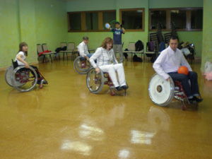 Momento de juego y práctica del baloncesto en silla.