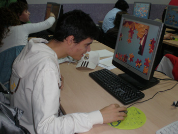 Un joven manipula las piezas de uno de los puzzles de la página de AVIVA.