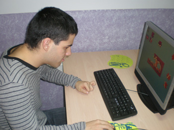 Un joven a punto de finalizar uno de los puzzles de la página de AVIVA.