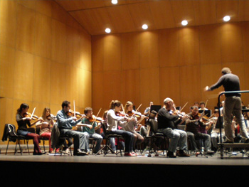 Momento del ensayo, panorámica derecha de la orquesta, los violines.