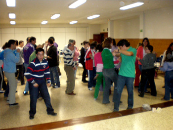 Momento de actuación de los chicos y coordinación de las chicas.