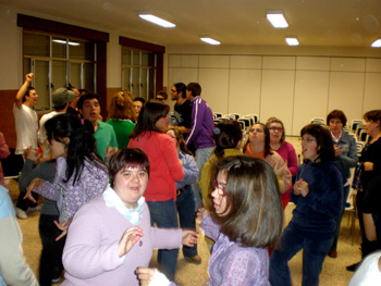 Momento de baile de las chicas y coordinación de los chicos