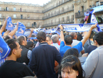 Panorámica de la plaza con las bufandas del avenida-halcón viajes.