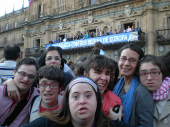 Los jóvenes del ciempiés apoyando a las campeonas.