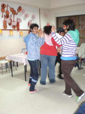 Jóvenes mostrando su arte en el baile