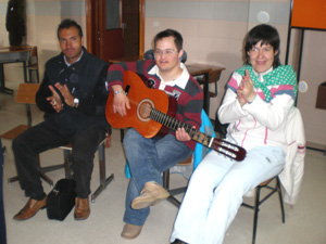 Momento de cante flamenco acompañado por la guitarra.