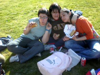 Jóvenes en el momento de la merienda.