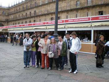 Foto de grupo tras la visita a la Feria del Libro.