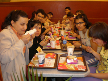 Momento de la merienda con los amigos en Mcdonals.