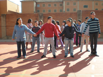 Uno de los grupos jugando a calles y avenidas