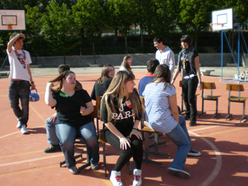 Momento en el juego de las sillas.