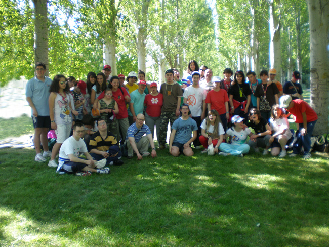 Foto de grupo: participantes de AVIVA y grupo scouts Tormellas.